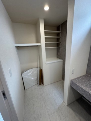 【収納】 | 堺市南区晴美台3丁　1号棟 | 洗面室には、収納スペース＆室内物干し金具付き！「洗う」「干す」「しまう」の一連の作業ができ、家事の効率を高めてくれます。