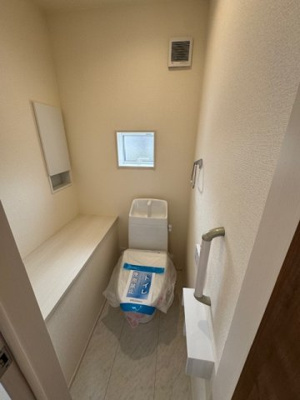 【トイレ】 | 堺市南区晴美台3丁　1号棟 | 温水洗浄便座付のトイレで、冬の寒い時期でも快適！カウンターには、オシャレな小物を置いたりとインテリアもお楽しみいただけます。
