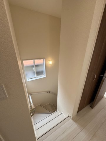 【内装】 | 堺市南区晴美台3丁　1号棟 | 手すり付き階段で転倒・転落の防止はもちろん移動もラクラク！窓が配され、採光にも配慮されています。