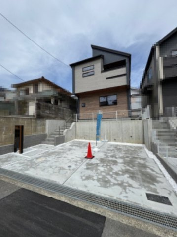【外観】 | 堺市南区晴美台3丁　1号棟 | 南側約6.1ｍ道路で陽当り・通風良好！公園と緑に囲まれた閑静な住宅街。内覧をご希望の際はお気軽にお電話ください！