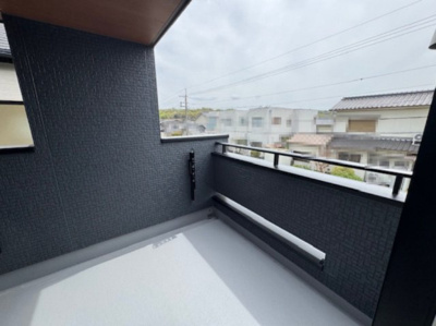 【バルコニー】 | 堺市南区晴美台3丁　1号棟 | 南向きなので、陽当りも良く気分も爽快！たくさんの洗濯物や布団もラクラク干せます。