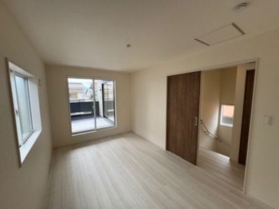 【洋室】 | 堺市南区晴美台3丁　1号棟 | 7.5帖の洋室！ご夫婦二人のベッドを配置しても十分な広さが確保されており、主寝室にもオススメです。