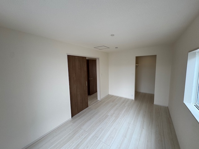 【洋室】 | 堺市南区晴美台3丁　1号棟 | 7.5帖の洋室！扉は開いた際にデッドスペースの生まれない引き戸仕様。隅々まで住空間を活用できます。