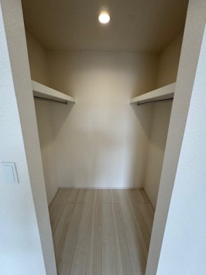 【収納】 | 堺市南区晴美台3丁　1号棟 | 7.5帖洋室のWIC！バルコニーから洗濯物をそのまま収納すれば、洗濯動線もバッチリ。