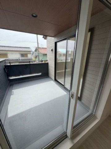 【バルコニー】 | 堺市南区晴美台3丁　1号棟 | バルコニーへは2部屋から出入り可能！インナーバルコニー仕様で天候の急な変化にも柔軟に対応可能です。