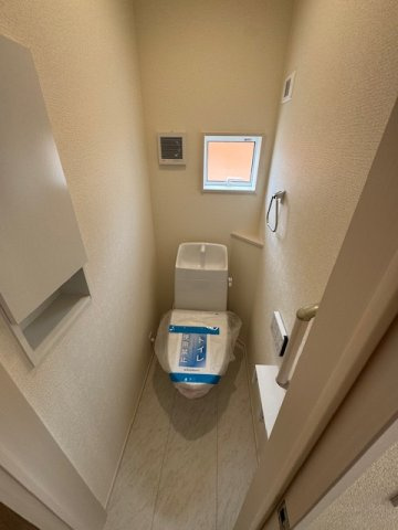 【トイレ】 | 堺市南区晴美台3丁　1号棟 | 各階にトイレがあるので、階段を上下する必要がなく快適！手すりを設置し、老後のことにも配慮した設計です。