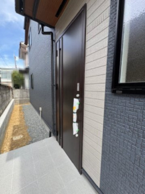 【玄関】 | 堺市南区晴美台3丁　1号棟 | 屋根付きのポーチで雨天時も鍵の開閉や荷下ろしもラクラク！完成済みにつき、内覧可能です。