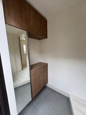 【玄関】 | 堺市南区晴美台3丁　1号棟 | 姿見付きの大きなシューズボックス！※掲載中の写真は広角レンズで撮影のため、実際の見え方とは異なります。