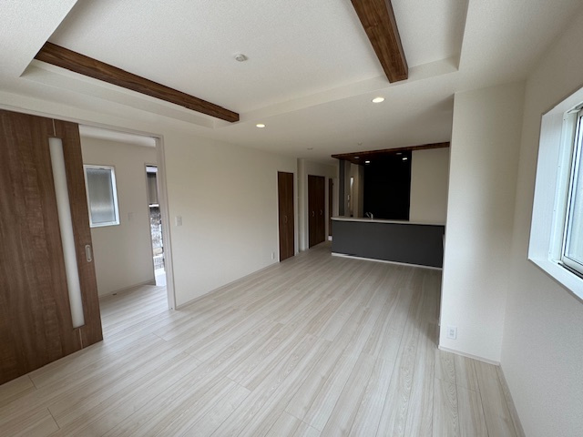 【居間・リビング】 | 堺市南区晴美台3丁　1号棟 | 折上天井により開放感をプラス！玄関を入ると、このリビングを通る間取りのため、家族のコミュニケーションが自然に増えます。