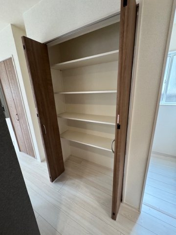 【収納】 | 堺市南区晴美台3丁　1号棟 | お掃除用具や書類関係などもスッキリ片付くリビング収納！可動棚付きで多様なアイテムを効率よく整理できます。