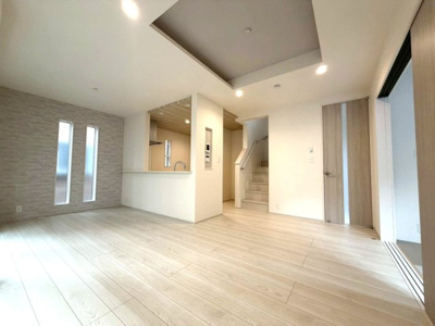 【居間・リビング】 | 立川市幸町6丁目　新築戸建　【全1棟】