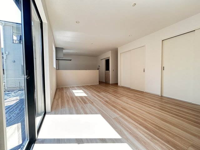 【LIGARE】小山市城東 第10期 全1棟の居間・リビング|〇LDK18.4帖〇
南向きで明るく温かなリビング。窓の外にはお庭が広がり、家庭菜園やガーデニング、お子様の遊ぶ姿など、お庭を愛でながらくつろげます♪
※2026年4月撮影