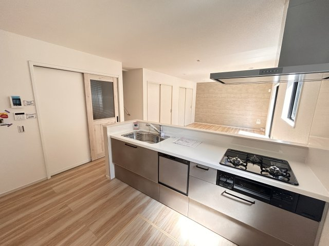 【LIGARE】小山市城東 第10期 全1棟のキッチン|〇キッチン〇
対面式システムキッチンは、料理をしながら会話も楽しめます。家族とのつながりを感じられる心地よい空間になります。
※2026年4月撮影