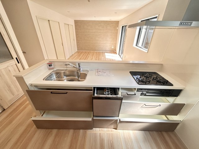 【LIGARE】小山市城東 第10期 全1棟のキッチン|〇キッチン〇
家事の時短に必須な食器洗乾燥機付！面倒な後片付けをお任せできます。時間と手間を節約し、ご家族との大切なひとときを増やします。
※2026年4月撮影