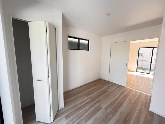 【LIGARE】小山市城東 第10期 全1棟の洋室|〇1階5.4帖洋室〇
リビングと同じフローリングで統一感をもたせてありますので、開放するとより広い空間に♪お子様のスタディスペースやテレワークなど、使いやすいお部屋です☆
※2026年4月撮影