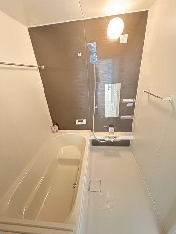 【LIGARE】小山市城東 第10期 全1棟の浴室|〇浴室〇
ゆったり広々とした浴室。浴室乾燥機付きで雨の日も洗濯物が気持ちよく乾きます。
※2026年4月撮影