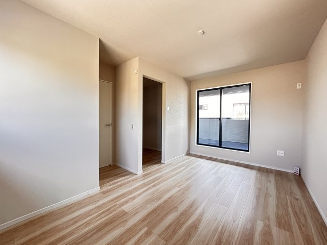 【LIGARE】小山市城東 第10期 全1棟の洋室|〇2階10.2帖洋室〇
大きめなベッドもラクラク設置可能なゆとりある洋室。
大容量のWICも付いてます☆
バルコニー付きなので、朝日を浴びて快適な1日を始められます！
※2026年4月撮影