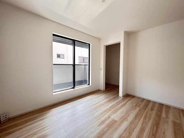 【LIGARE】小山市城東 第10期 全1棟の洋室|〇2階7.7帖洋室〇
机やベッドを置いてもゆとりが出るサイズ感です♪
バルコニー窓から光が差し込む明るい空間で、毎日を気持ちよく過ごせます！
※2026年4月撮影