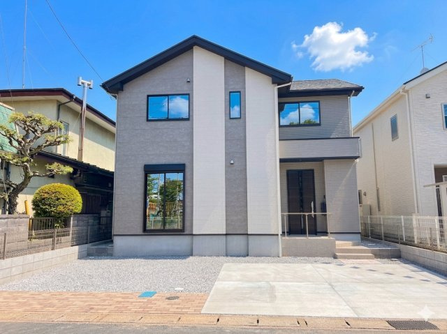 【LIGARE】小山市城東 第10期 全1棟の外観|〇限定1邸〇
リビングイン階段でご家族のコミュニケーションが捗るプラン♪JR「小山」駅まで徒歩15分♪城東小学校まで徒歩2分（約120ｍ）♪お子様が近く感じられる安心の距離です。
※2026年4月撮影