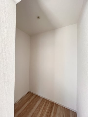 【LIGARE】小山市城東 第10期 全1棟の収納|〇2階7.7帖洋室〇
収納力と使いやすさを兼ね備えたウォークインクローゼット。出し入れしやすく、片付けもラクラク。おしゃれも整理整頓も叶えます。
