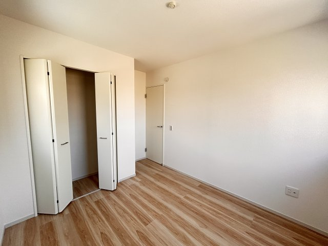 【LIGARE】小山市城東 第10期 全1棟の洋室|〇2階5.2帖洋室〇
静かな2階にある洋室は、プライベート感たっぷり♪
勉強や趣味、仕事に集中できるちょうどいい広さで、自分だけの時間を大切にできます。
※2026年4月撮影