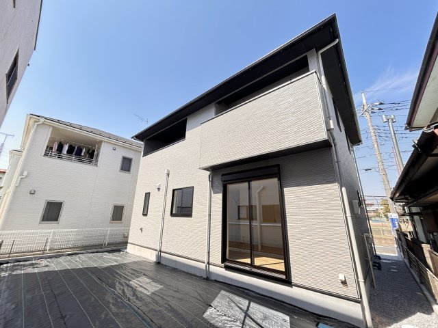 【LIGARE】小山市城東 第10期 全1棟の庭|〇南庭〇
キャッチボールやＢＢＱなど、ご家族の時間も充実できるゆとりあるお庭付き♪
バルコニーからお庭で遊ぶおこさまの様子も伺えて安心です。
※2026年4月撮影