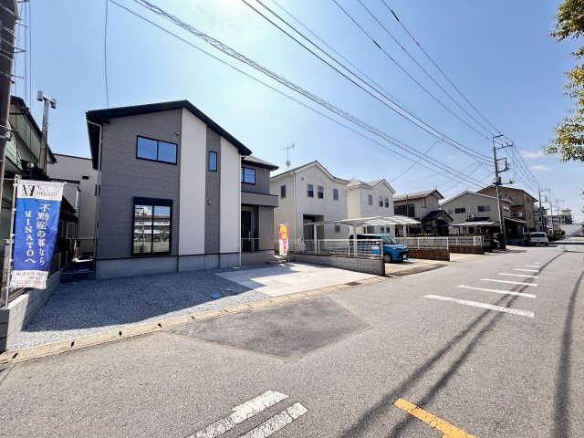 【LIGARE】小山市城東 第10期 全1棟の前面道路含む現地写真|〇前面道路〇
北側前面道路はゆとりの6ｍ幅。車の出し入れもスムーズで、来客時も安心♪
開放感のある街並みに、暮らしやすさが広がります！
※2026年4月撮影