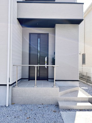 【LIGARE】小山市城東 第10期 全1棟のエントランス|〇玄関ポーチ〇
来客の顔を確認できるモニター付きインターホンで対応もスムーズ。
日々の暮らしに、ちょっとした安心と便利さをプラス！
※2026年4月撮影