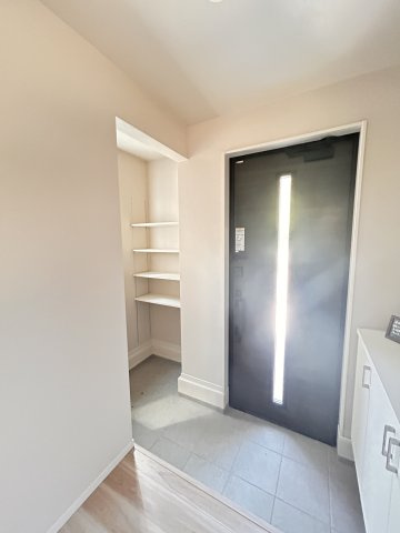 【LIGARE】小山市城東 第10期 全1棟の玄関|〇玄関〇
圧迫感のないロータイプのシューズボックスに、可変棚付きのシューズインクロークには、ベビーカーや趣味の道具など、汚れを気にせず収納できます♪
※2026年4月撮影