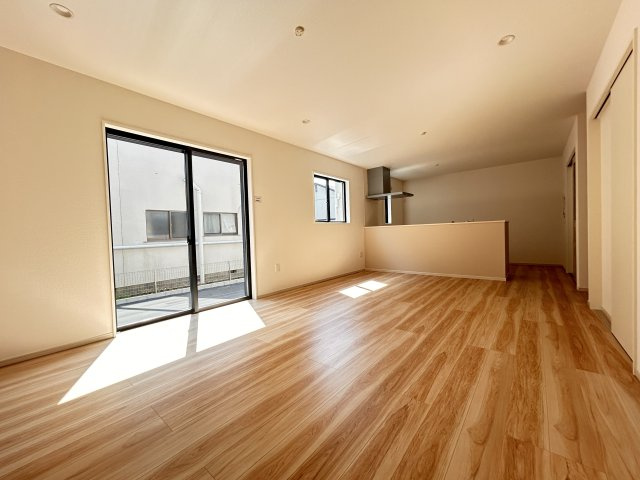 【LIGARE】小山市城東 第10期 全1棟の居間・リビング|〇LDK18.4帖〇
ご家族みんながゆったりくつろげる広々リビング。ゆとりある空間が、日常を心地よいひとときに変えてくれます。ビング階段が親子のコミュニケーションを自然と深めてくれます。