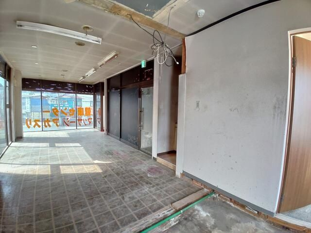 富里市日吉倉の店舗事務所の内装