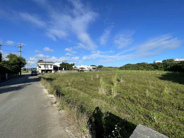 憧れの宮古島。なぜか理想と思える宮古島。現況は畑ですが建築する事が出来る売地となります。２筆での販売ですが、分割でもお譲り致します、な、『宮古島市下地上地』の土地。の前面道路含む現地写真|前面道路含む現地写真です