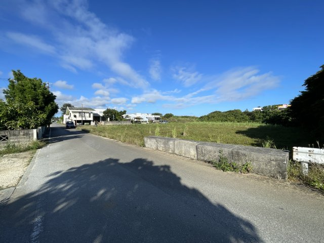 憧れの宮古島。なぜか理想と思える宮古島。現況は畑ですが建築する事が出来る売地となります。２筆での販売ですが、分割でもお譲り致します、な、『宮古島市下地上地』の土地。の前面道路含む現地写真|前面道路含む現地写真です
