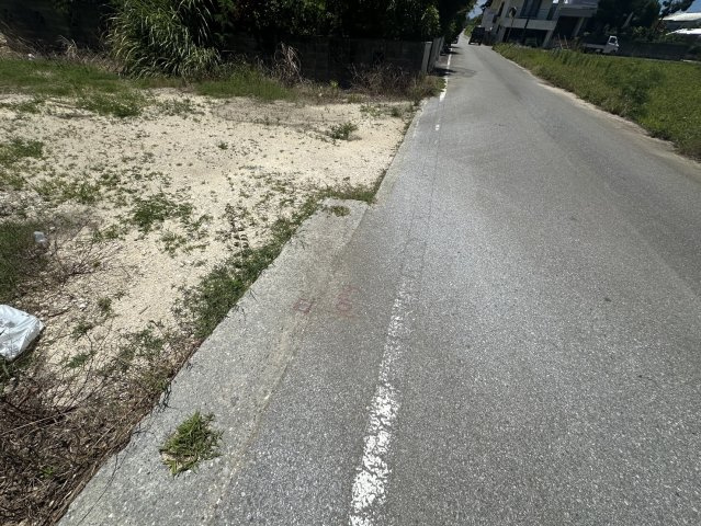 憧れの宮古島。なぜか理想と思える宮古島。現況は畑ですが建築する事が出来る売地となります。２筆での販売ですが、分割でもお譲り致します、な、『宮古島市下地上地』の土地。の前面道路含む現地写真|前面道路含む現地写真です
