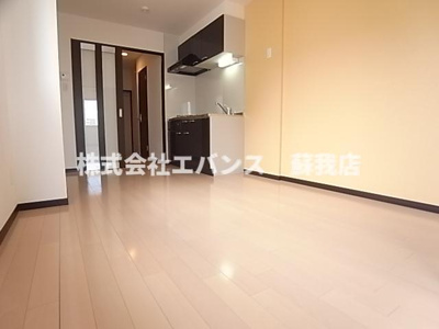 【居間・リビング】 | Ｓｏｌ　Ｆｌｏｒ | こちらの居間で趣味の時間をお楽しみください