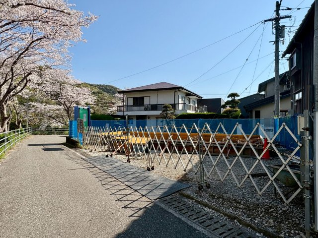 【高台角地】高知市加賀野井　新築一戸建の外観|4/3撮影。駐車２台可能！春は目の前に桜が満開です(*^^)v