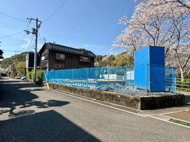 【高台角地】高知市加賀野井　新築一戸建の前面道路含む現地写真|4/3撮影。
