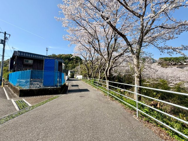 【高台角地】高知市加賀野井　新築一戸建の前面道路含む現地写真|4/3撮影。