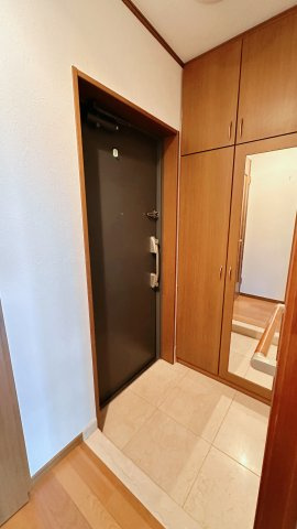グリーンパークミノワの玄関