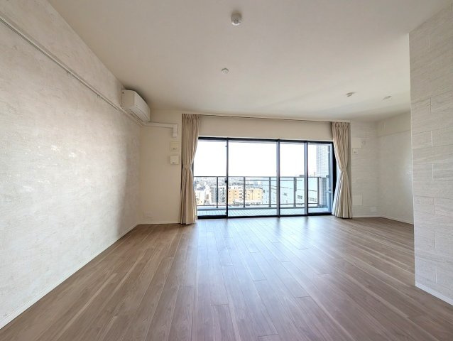 【居間・リビング】 | □■シティテラス町田ステーションコート■□ | リビングにいてもバルコニーのガラス手すりがより開放的な空間を演出します！
