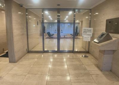 【エントランス】 | エステ・スクエア成瀬２番館 | マンションのエントランスには、もともと風よけや防犯の役割がありますが、マンションによって宅配ボックスなどの設備が備わっている所もあります。日々の生活をイメージしながら生活しやすさをチェックしましょう。
