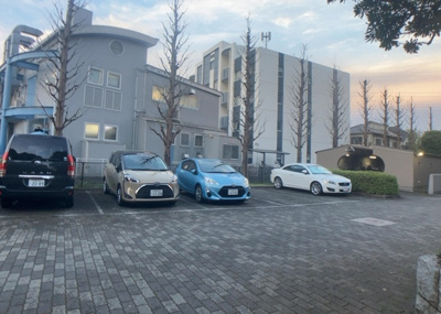 【駐車場】 | エステ・スクエア成瀬２番館 | 車一台あたりに必要なスペースは、標準サイズの普通自動車で横幅2m50cm、長さ5mは必要になります。ただし、乗降のことも考慮して横幅3m30cm、長さ5m50cmほどは確保できるところを選びましょう。