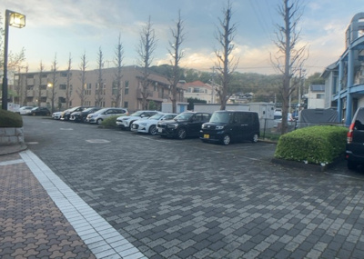 【駐車場】 | エステ・スクエア成瀬２番館 | 駐車場と明記されていても、最小スペースでつくられた駐車場だと大型車は駐車できなかったり、出入りしにくくなったりする可能性があります。お車のサイズと購入したい物件の駐車場のサイズを現地で確認しましょう。