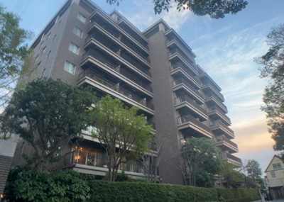 【外観】 | エステ・スクエア成瀬２番館 | 中庭（パティオ）とは、一つの建築物の内部に設けられた、壁などで囲われている庭のことを指します。コの字型、ロの字型が主流ですが、L字型の中庭もあります。最近では、インテリア性の高さからも人気があります。