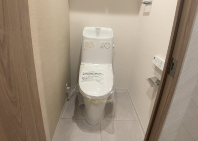 【トイレ】 | エステ・スクエア成瀬２番館 | トイレは大きさや形、機能、抗菌性などが異なる多種多彩なタイプが各メーカーから出ています。それぞれに良さがあるため、事前にどういったタイプのトイレがいいのかをご家庭内で決めて、内見に行くといいでしょう。