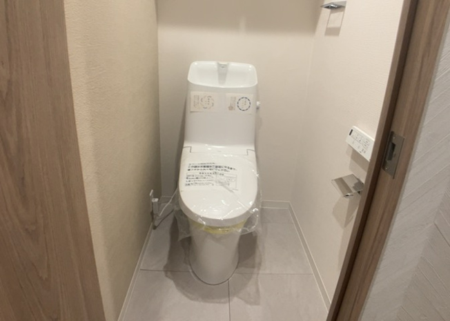 【トイレ】 | エステ・スクエア成瀬２番館 | トイレは大きさや形、機能、抗菌性などが異なる多種多彩なタイプが各メーカーから出ています。それぞれに良さがあるため、事前にどういったタイプのトイレがいいのかをご家庭内で決めて、内見に行くといいでしょう。