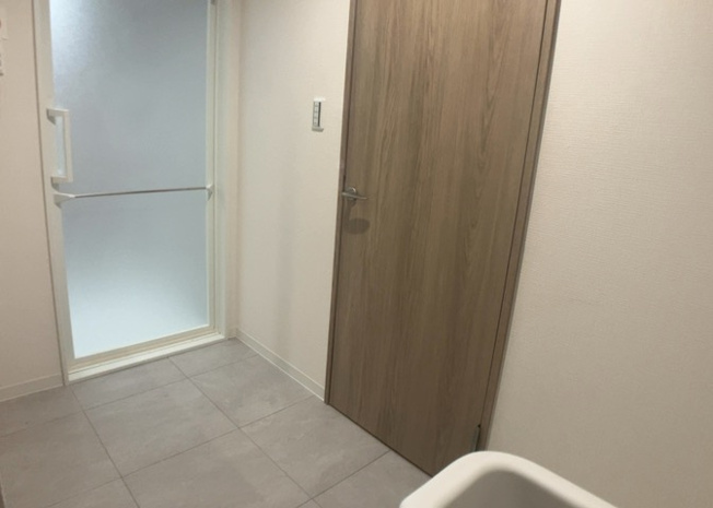 【脱衣所】 | エステ・スクエア成瀬２番館 | 洗面脱衣所は「体を綺麗に整える場所」という目的と役割を持っています。そして便利で使い勝手のいい「体を綺麗に整える場所」にするためには、配置や動線、照明や収納計画をしっかりと検討しておく必要があります。