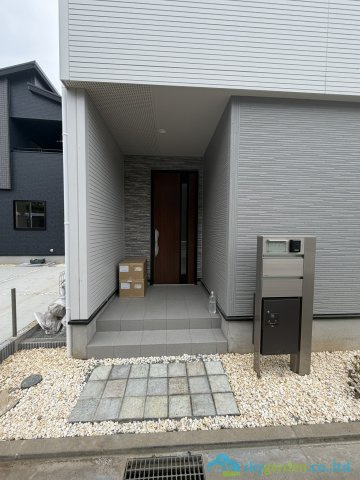 平塚市南金目　新築戸建　全2棟2号棟の玄関
