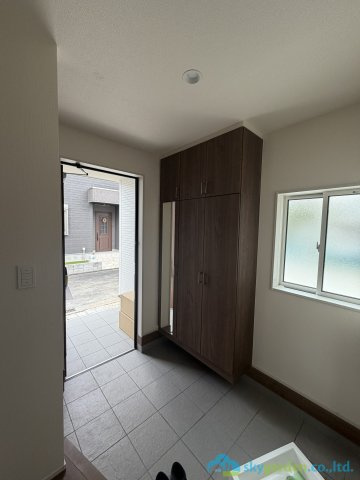 平塚市南金目　新築戸建　全2棟2号棟の玄関