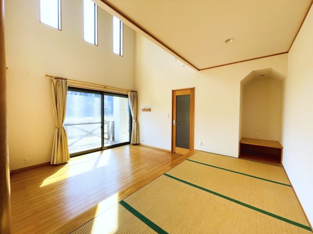 【居間・リビング】 | 熊谷市小江川　中古戸建 | 畳コーナー付き